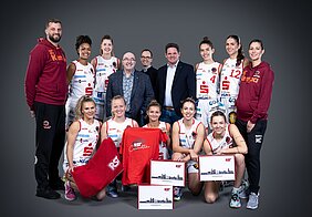 RST überreicht den Panthers Geschenkboxen zum Saisonstart. In der Bildmitte: Jan Christoph Rabe und Moritz Jacobsen von RST sowie Axel Voss von team4media. Bild © Clean Fotostudio