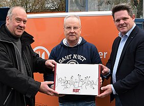 Bei der Spendenübergabe für die Osnabrücker Kindertafel (v. l. n. r.): RST-Mitarbeiter Hendrik Thiemer, Tafelleiter Hermann Große-Marke und RST-Geschäftsführer Jan Christoph Rabe. Foto: © Jacobsen/RST